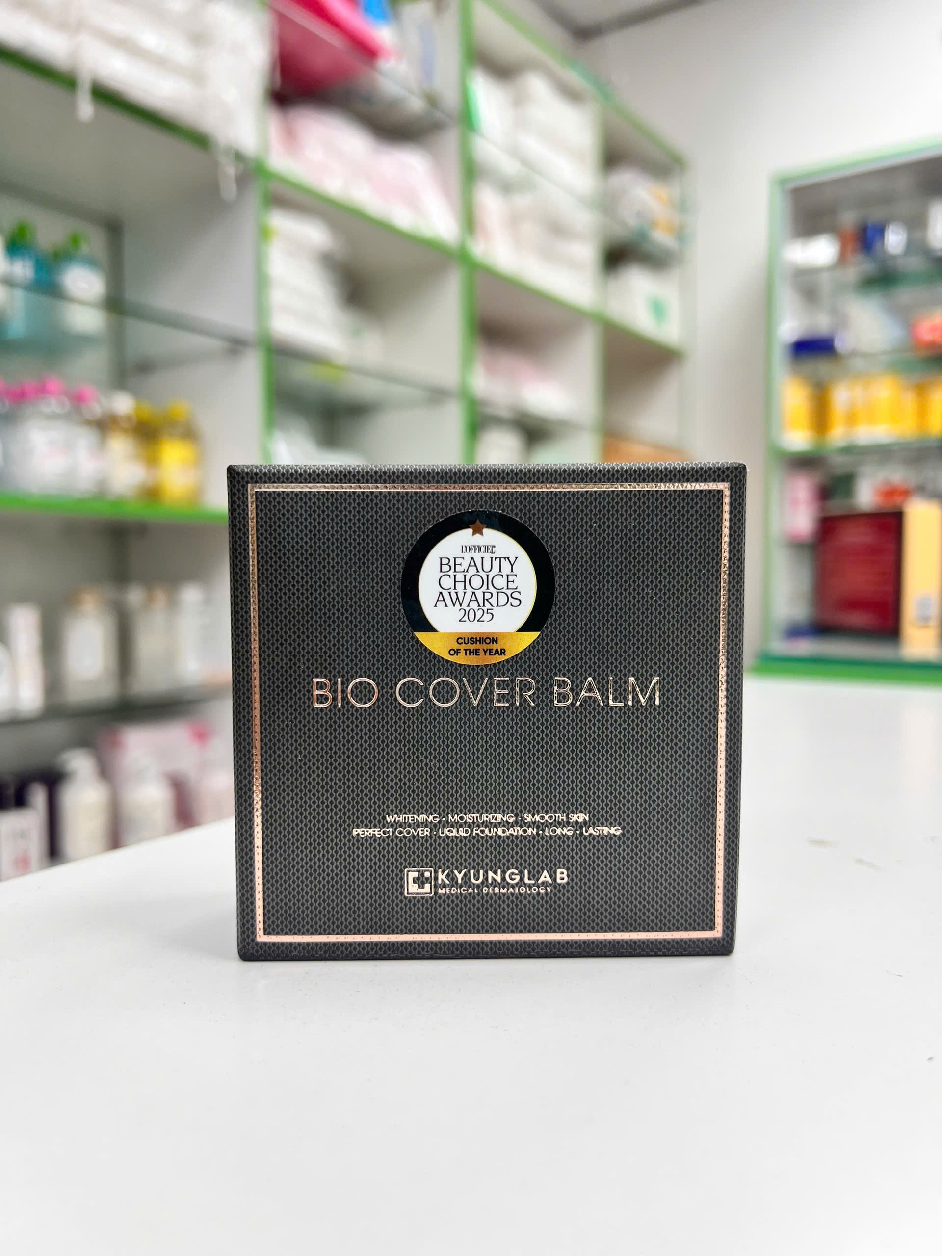 Phấn Nước Kyung Lab Bio Cover Balm — hộp sản phẩm và lớp nền minh họa